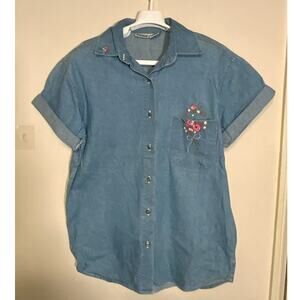 Capacity Embroidered Flower Pocket Denim Button Up Shirt Women's Size M USED